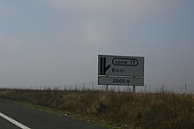 Znak wskazujący zjazd 17 (Blois) na 2000 metrów