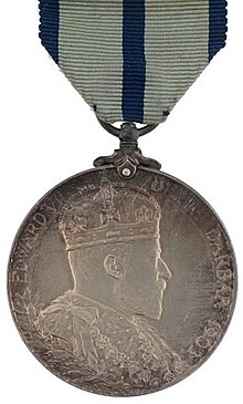 Vorderseite der Delhi Durbar Medaille mit einer Profildarstellung des Kopfes des Königs