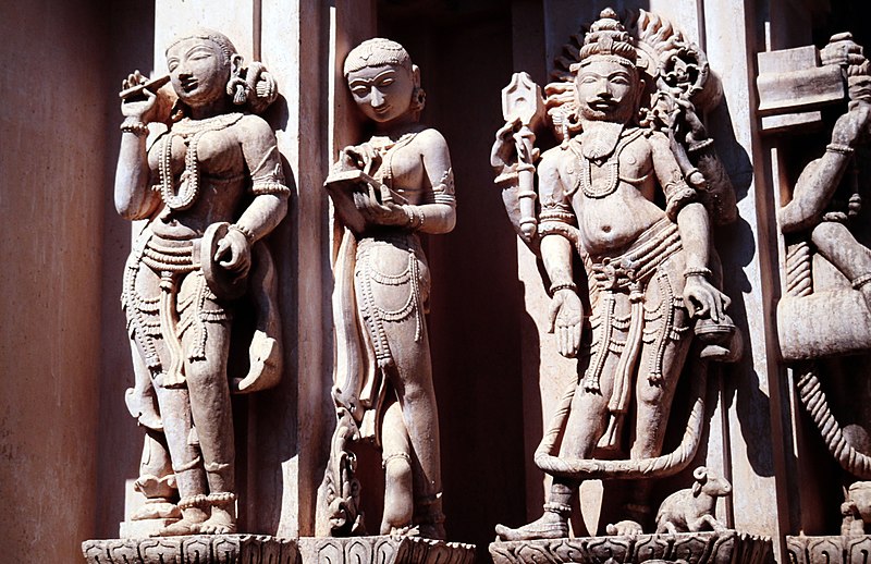 File:Details an der Fassade eines Tempels.jpg