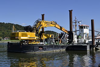 escavatore macchina da cantiere 330px-Dredge_ship_on_the_Danube