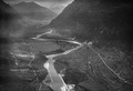 Vor dem Bau der Autobahn prägte der Ticino das Bild des Tals zwischen den steilen Berghängen – Luftaufnahme (1931)
