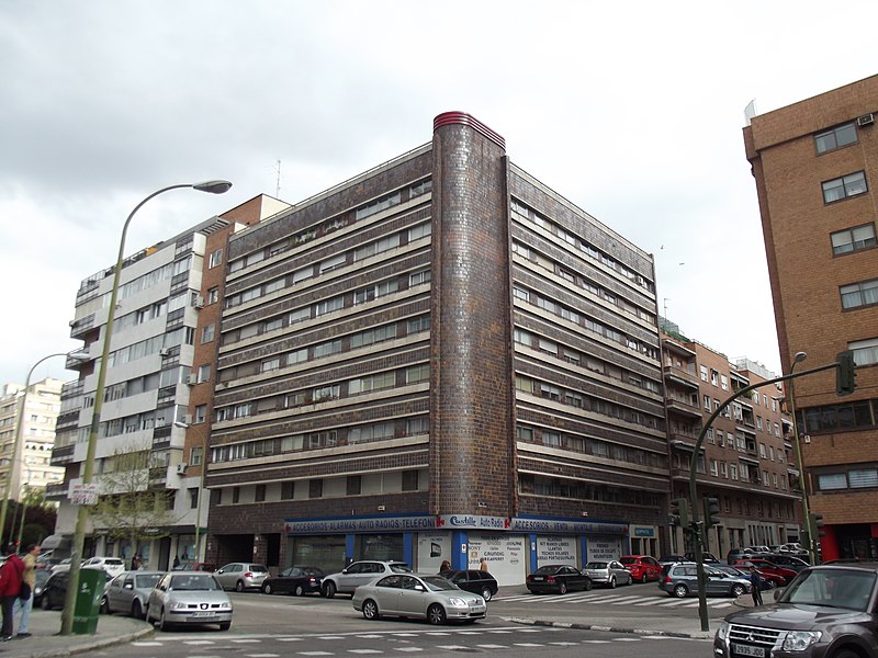 File:Edificio en la esquina de la calle Potosí con la calle Ramón de Santillán.JPG