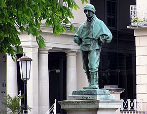 Statua di Wilson nella via principale di Cheltenham.