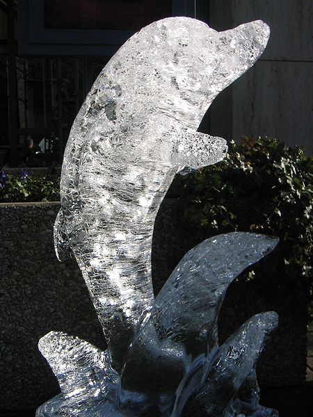 File:Eisskulptur Delphin.JPG