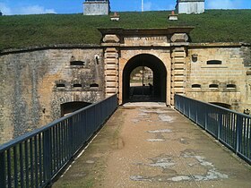 Fort des Ayvelles'e giriş.