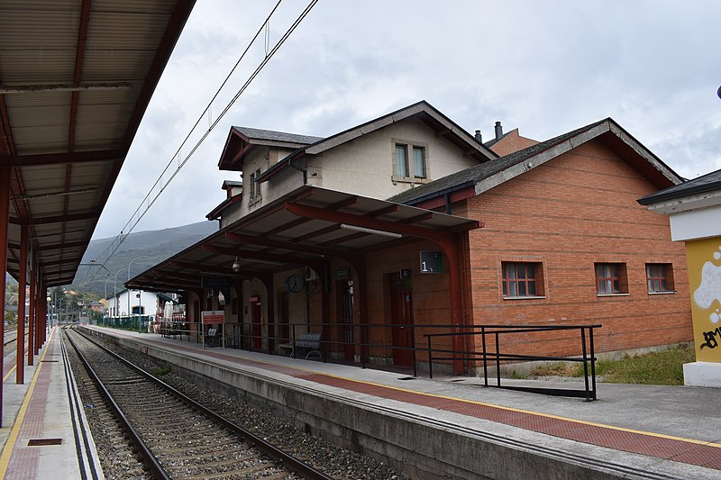 File:Estación de ferrocarril do Barco de Valdeorras.jpg