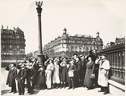 Eugène Atget Парижде 1912 жылғы 17 сәуірде күн тұтылған фотосурет