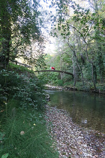 File:Fée du pont Ubelka (Auriol) vue en aval du pont.jpg