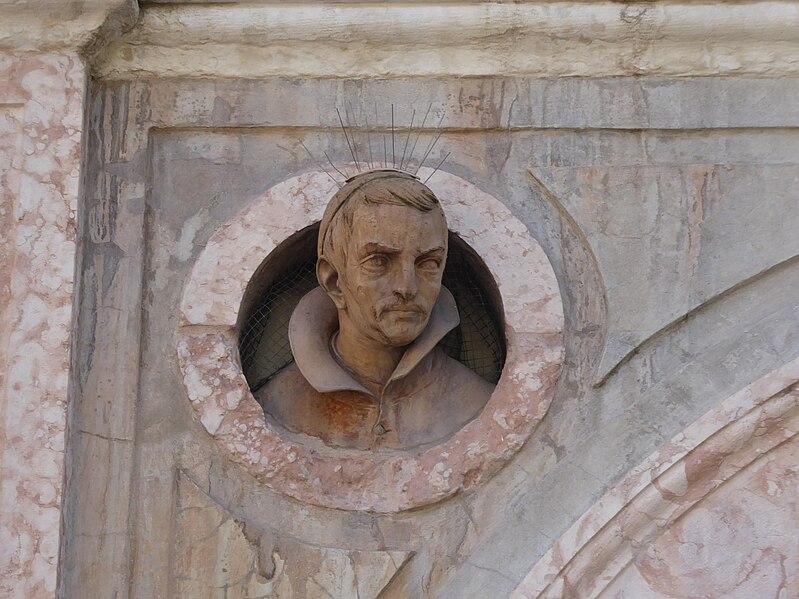 File:Facciata di Palazzo Ranzi, busto Andrea Pozzo.jpg