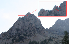 Fenêtre ou « fenestre » de la Madone de Fenestre, située sur l'arête nord-ouest du Grand Caïre (cerclé de rouge dans la partie agrandie).