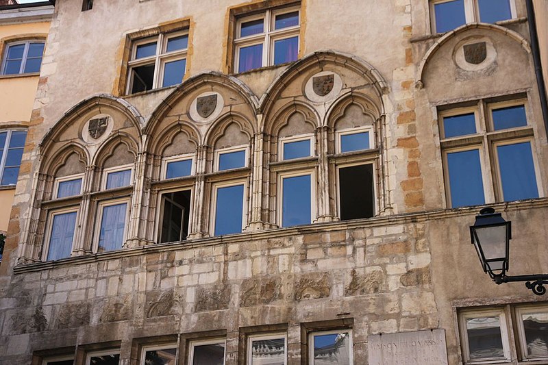 File:Fenetres-vieux-lyon.jpg