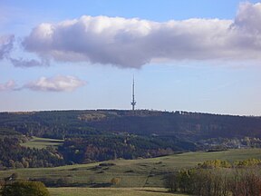 Die Angelburg mit dem Sendeturm des hr von Nord-West aus gesehen