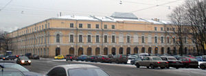 Novobirzhevoy Gostiny Dvorin rakennus Mendelejevskaja-linjalla, jossa tiedekunta sijaitsee
