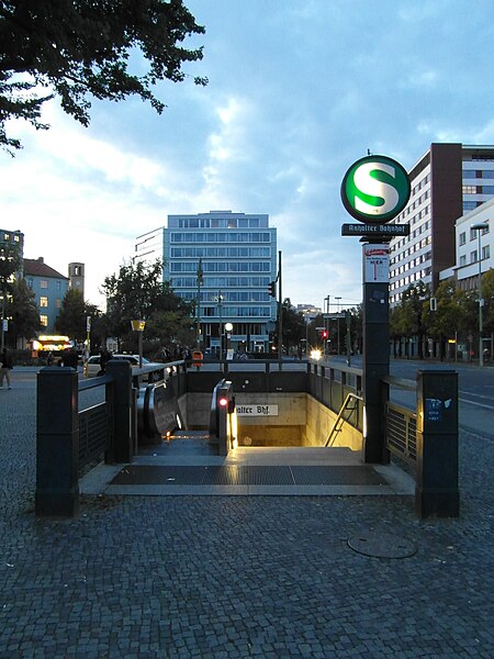 File:Flickr - IngolfBLN - Berlin - S-Bahnhof Anhalter Bahnhof.jpg