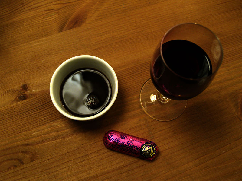 File:Flickr - cyclonebill - Kaffe, rødvin og marcipanbrød.jpg