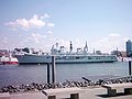 Deutsch: Der britische Flugzeugträger HMS Ark Royal während seines Aufenthalts im Hamburger Hafen vom 30.05.-03.06.2007. English: The light aircraft carrier HMS Ark Royal at the port of Hamburg, Germany, 30.05.-03.06.2007.