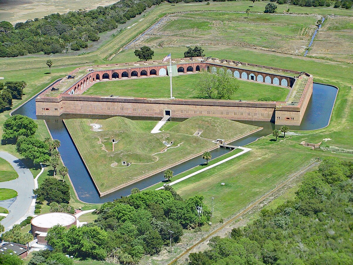 Veterani kamionom zgazili cvijeće u Vodicama, tvrde da je to petokraka - Page 3 1200px-FortPulaski02