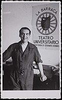 Lorca cun cartel de La Barraca, 1932.[29]