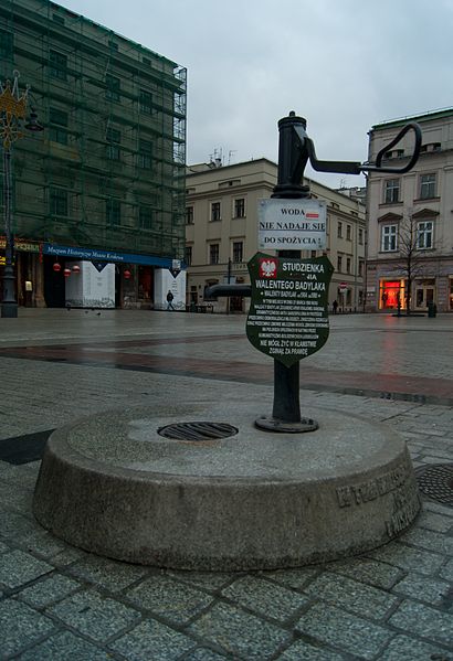 File:Fountain in Krakow main square (8475587317).jpg