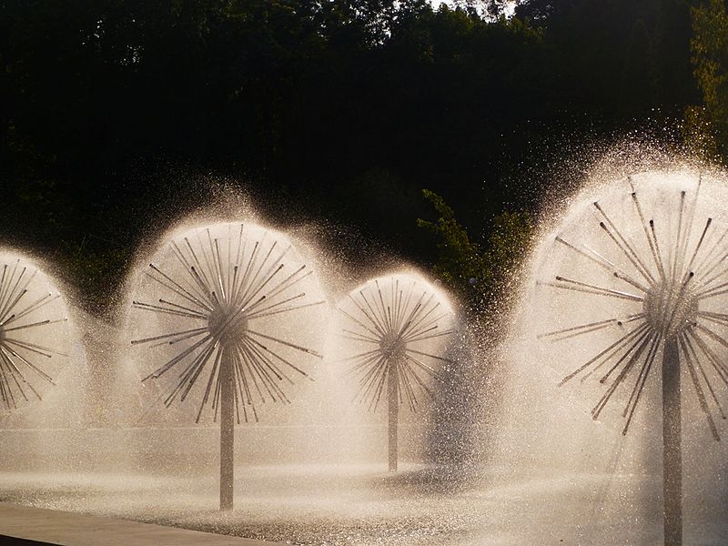 File:Fountain in a.park.JPG
