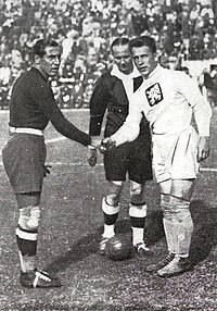 Combi (balra), Ivan Eklind játékvezető (középen) és František Plánička az 1934-es világbajnoki döntő előtt
