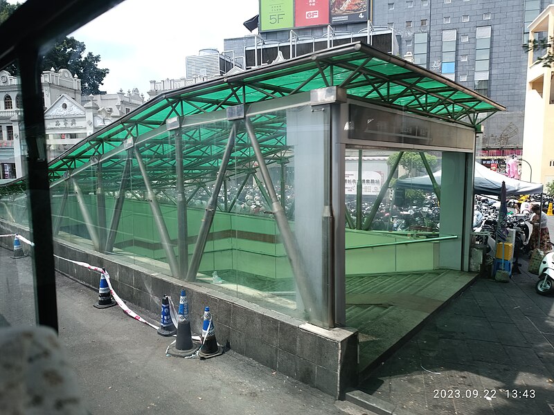 File:GX 廣西省 Guangxi 南寧 Nanning 民生路 Minsheng Road tour bus view September 2023 R12S 33.jpg