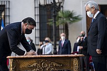 Mario Desbordes firma frente al presidente Sebastián Piñera el decreto que le nombra Ministro de Defensa de Chile.