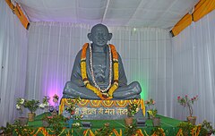 Статуя на Ганди в Музикалния колеж Ghantasala Vijayawada, ориентировъчно, Ганди Джаянти 2018.jpg
