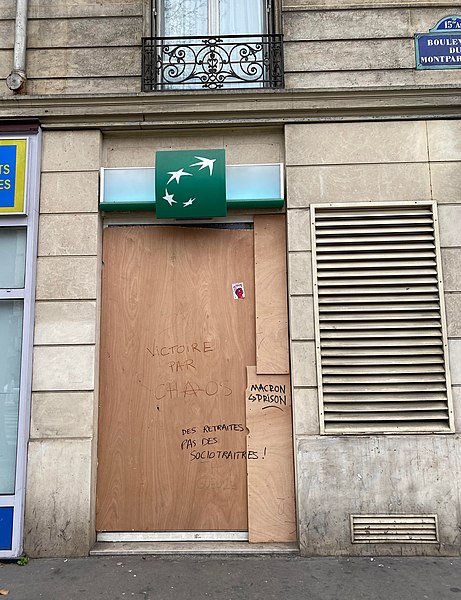 File:Graffiti anti-Macron, boulevard du Montparnasse, Paris 15e.jpg