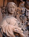 Weibliche Statue aus rotem Sandstein auf Grayfriars Church, Dumfries geschnitzt