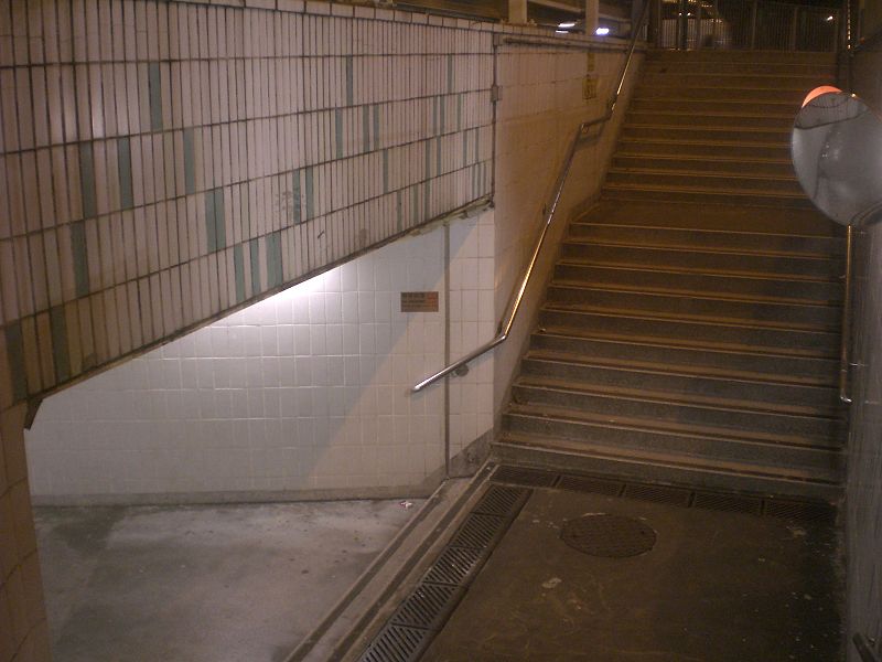 File:HK Kln City 世運公園行人隧道 Olympic Garden Subway night Pedestrian tunnel entrance.JPG