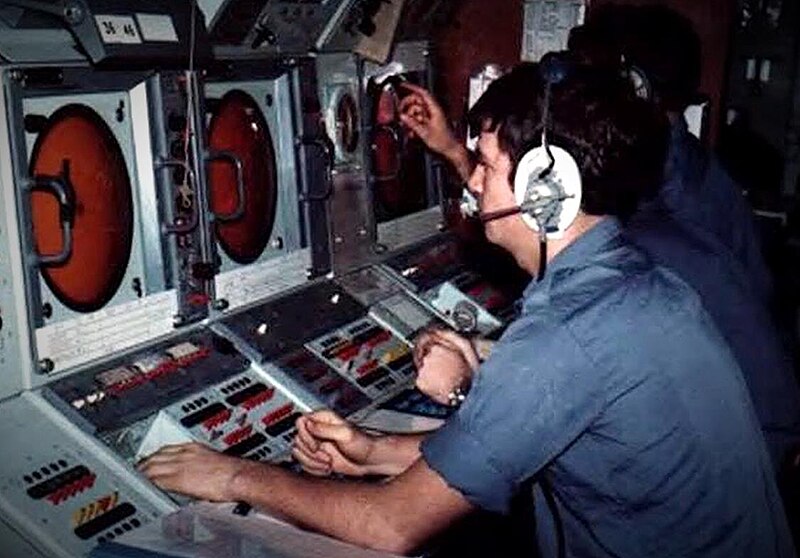 File:HMS Cardiff (D108) Operations Room.jpg