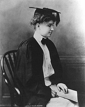 Helen Keller lors de sa remise de diplôme au Radcliffe College.