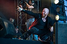 Rasmus Bom Andersen has been the band's lead vocalist since 2014. Hellfest2019DiamondHead 02.jpg