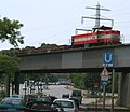 Eine Lokomotive der AKN auf der U-Bahnbrücke über den Ring 2