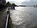 Il lungofiume di Greenwich (di fronte al Old Royal Naval College, sulla destra) durante l'alta marea