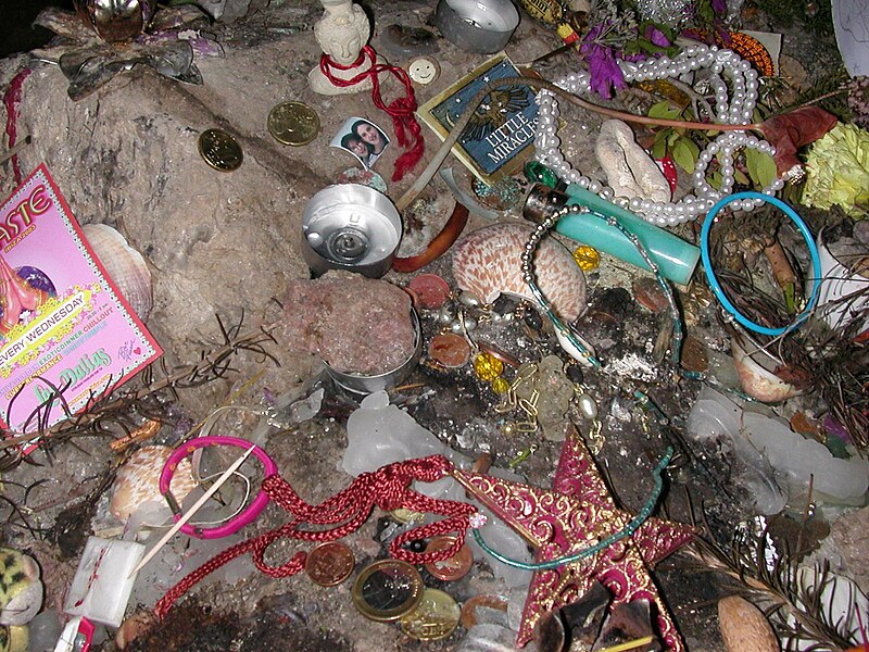 File:Hippiesker Altar in der 'Es Culleram-Höhle, Ibiza.jpg