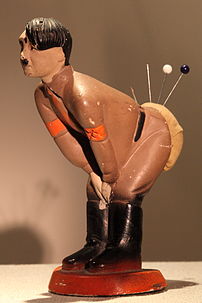 Pelote à épingles représentant Hitler, inspirée du concept de la poupée vaudou (États-Unis, vers 1941). (définition réelle 3 392 × 5 088)