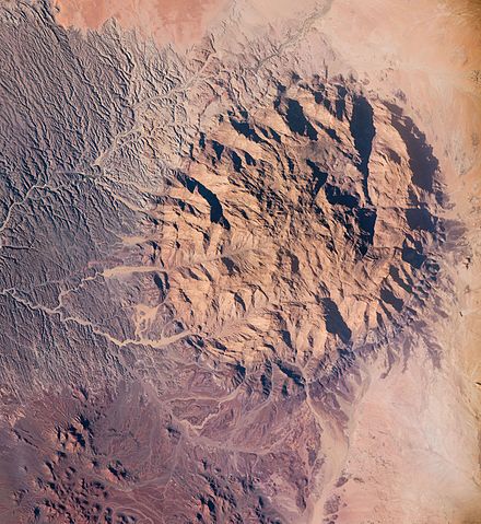 Планета земля пустыня. Брандберг Намибия. Гора Брандберг. Брандберг гора из космоса. Пустыня Намиб из космоса.