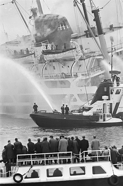 File:Indonesische vrachtschip Tjokroaminoto in brand in Amsterdamse haven, overzich, Bestanddeelnr 917-0717.jpg