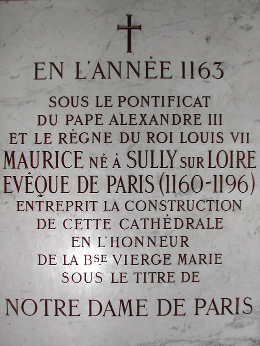 Gedenksteen in de Notre-Dame