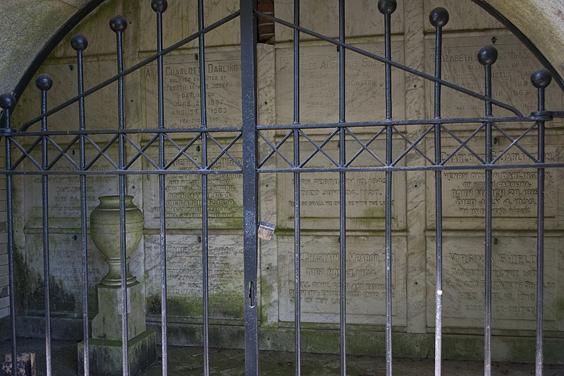 File:Interior - Meade-Darlington-Shields Mausoleum - Rock Creek Section mausoleum overlook - Oak Hill Cemetery - 2013-09-04.jpg