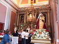 Intérieur de l'église de Villa Tulumba, avec la statue de la Virgen del Rosario, et l'autel orné de l'ancien tabernacle baroque, taillé par les artisans amérindiens, fin du XVIe siècle.
