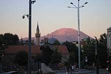 Ulu Camii und im Hintergrund der Davraz Dağı