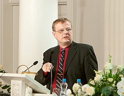 Jaan Ross esitelmöimässä vuonna 2010.