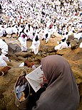 Monte Arafat durante el hach con peregrinos rezando.