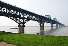 Cwblhawyd Pont Afon Jiujiang Yangtze, pont bwa, ym 1992.