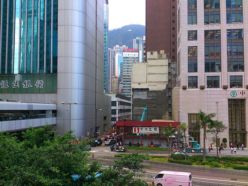 File:Jubilee Street near Heng Seng Bank Headquarters.jpg