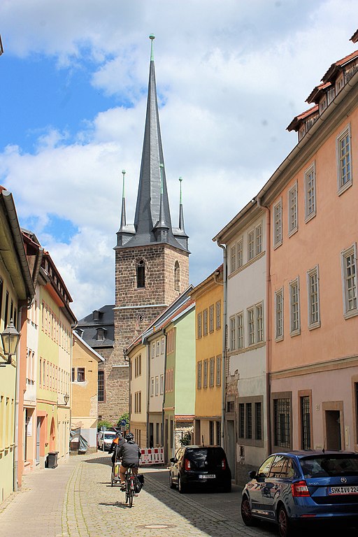 Kahla, die August-Bebel-Straße, Turm der Stadtkirche St. Margarethen