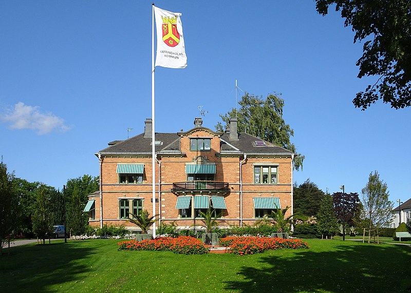 File:Katrineholm kommunhuset, sept 2020a.jpg